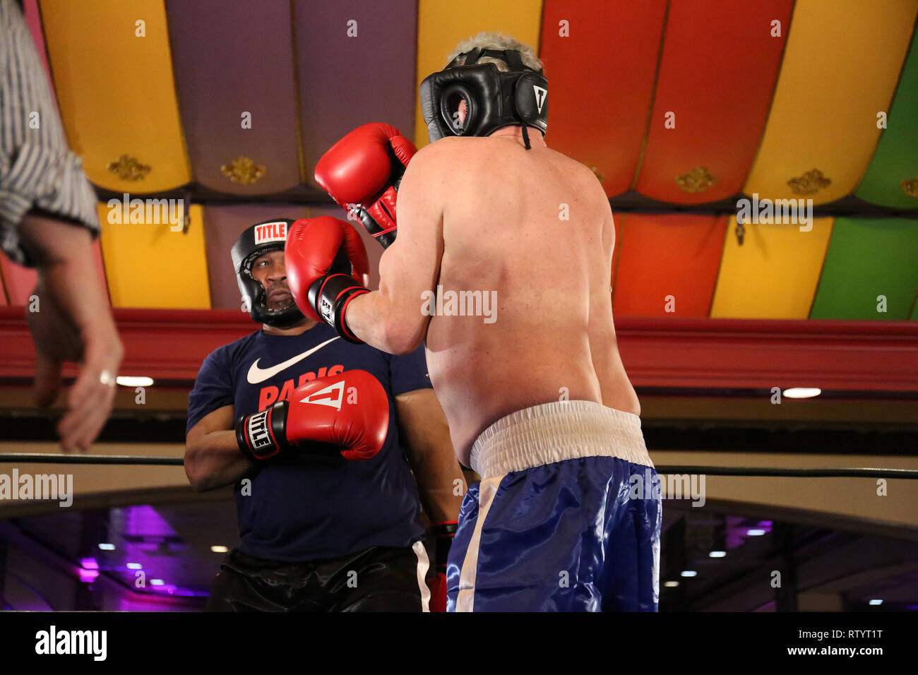 Atlantic City, USA. 2 Mär, 2019. Sandman und Tim Witherspoon im Celebrity Boxing 67 am Showboat Casino in Atlantic City, NJ März 2, 2019 Quelle: Star Shooter / Medien Punch/Alamy Leben Nachrichten gehalten Stockfoto
