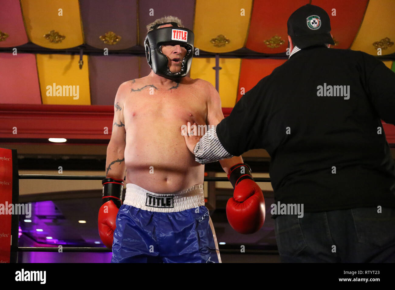 Atlantic City, USA. 2 Mär, 2019. Sandman und Tim Witherspoon im Celebrity Boxing 67 am Showboat Casino in Atlantic City, NJ März 2, 2019 Quelle: Star Shooter / Medien Punch/Alamy Leben Nachrichten gehalten Stockfoto