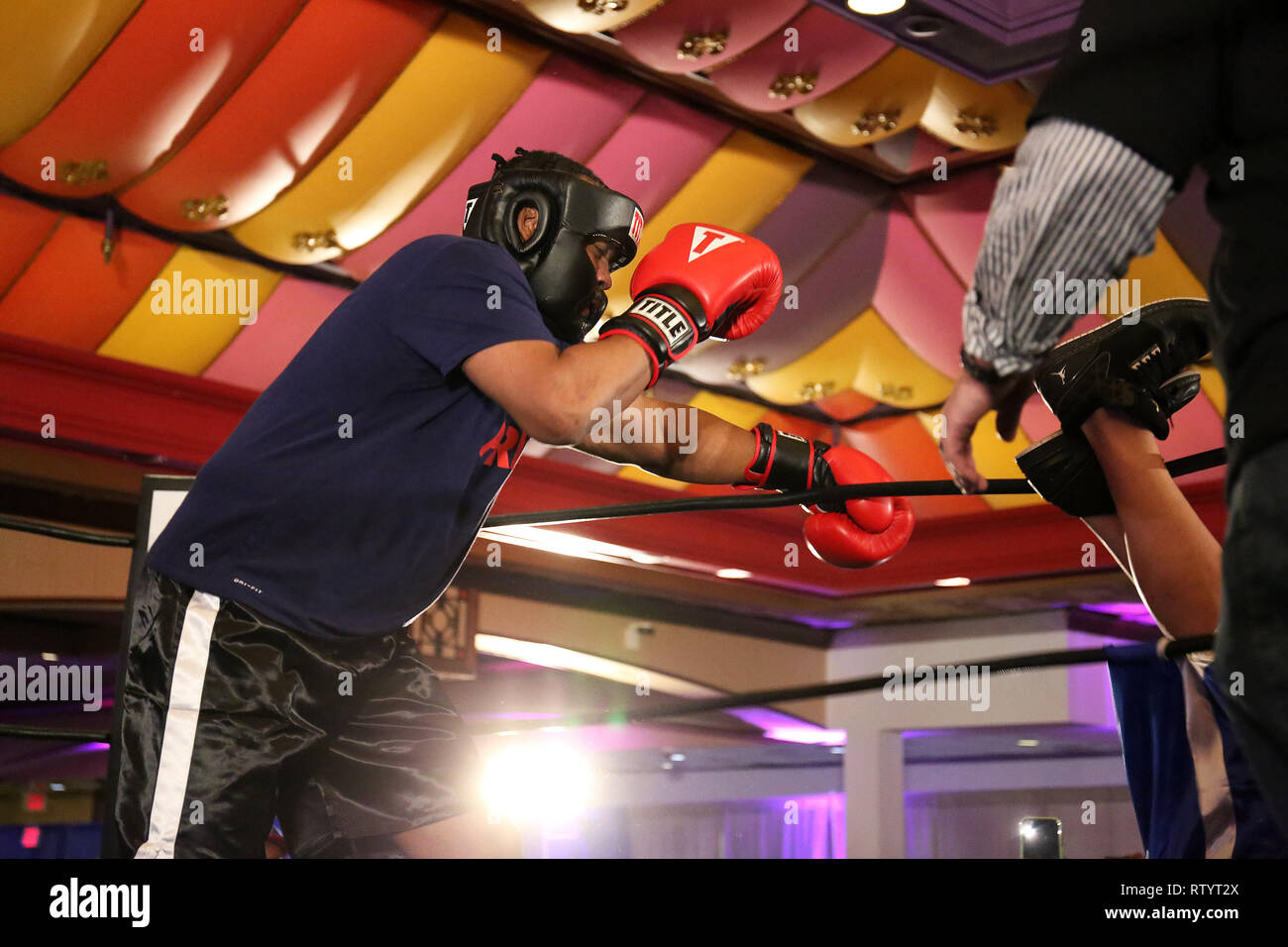Atlantic City, USA. 2 Mär, 2019. Und Tim Witherspoon klopft Sandman aus dem Ring für die at Celebrity Boxing 67 am Showboat Casino in Atlantic City, NJ März 2, 2019 Quelle: Star Shooter / Medien Punch/Alamy Leben Nachrichten statt Win Stockfoto