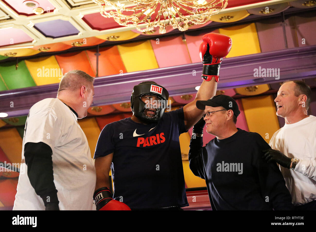 Atlantic City, USA. 2 Mär, 2019. Tim Witherspoon klopft Sandman aus dem Ring für die at Celebrity Boxing 67 am Showboat Casino in Atlantic City, NJ März 2, 2019 Quelle: Star Shooter / Medien Punch/Alamy Leben Nachrichten statt Win Stockfoto