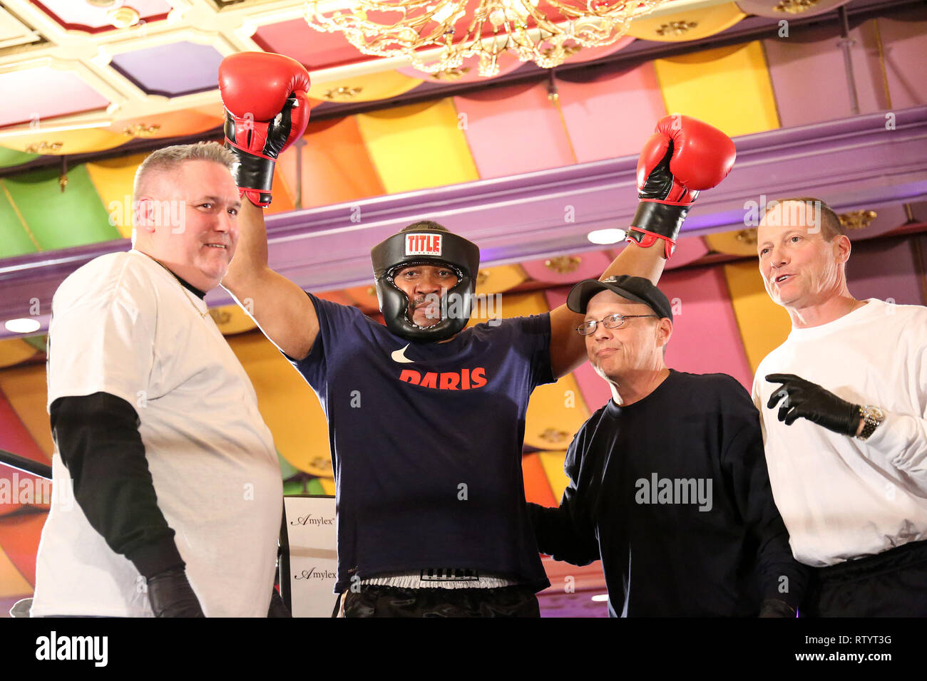 Atlantic City, USA. 2 Mär, 2019. Tim Witherspoon klopft Sandman aus dem Ring für die at Celebrity Boxing 67 am Showboat Casino in Atlantic City, NJ März 2, 2019 Quelle: Star Shooter / Medien Punch/Alamy Leben Nachrichten statt Win Stockfoto