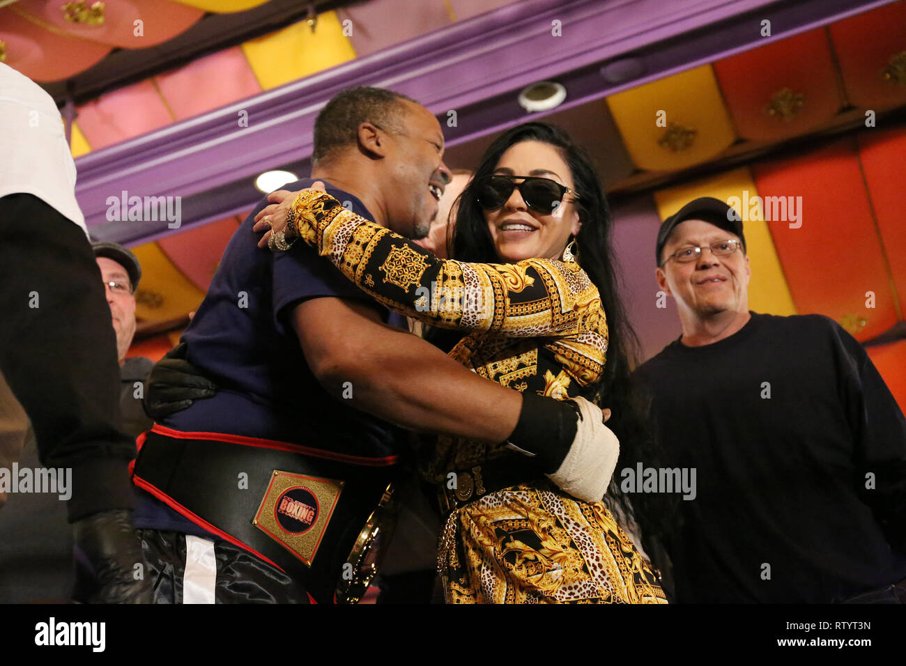 Atlantic City, USA. 2 Mär, 2019. Und Tim Witherspoon klopft Sandman aus dem Ring für die at Celebrity Boxing 67 am Showboat Casino in Atlantic City, NJ März 2, 2019 Quelle: Star Shooter / Medien Punch/Alamy Leben Nachrichten statt Win Stockfoto