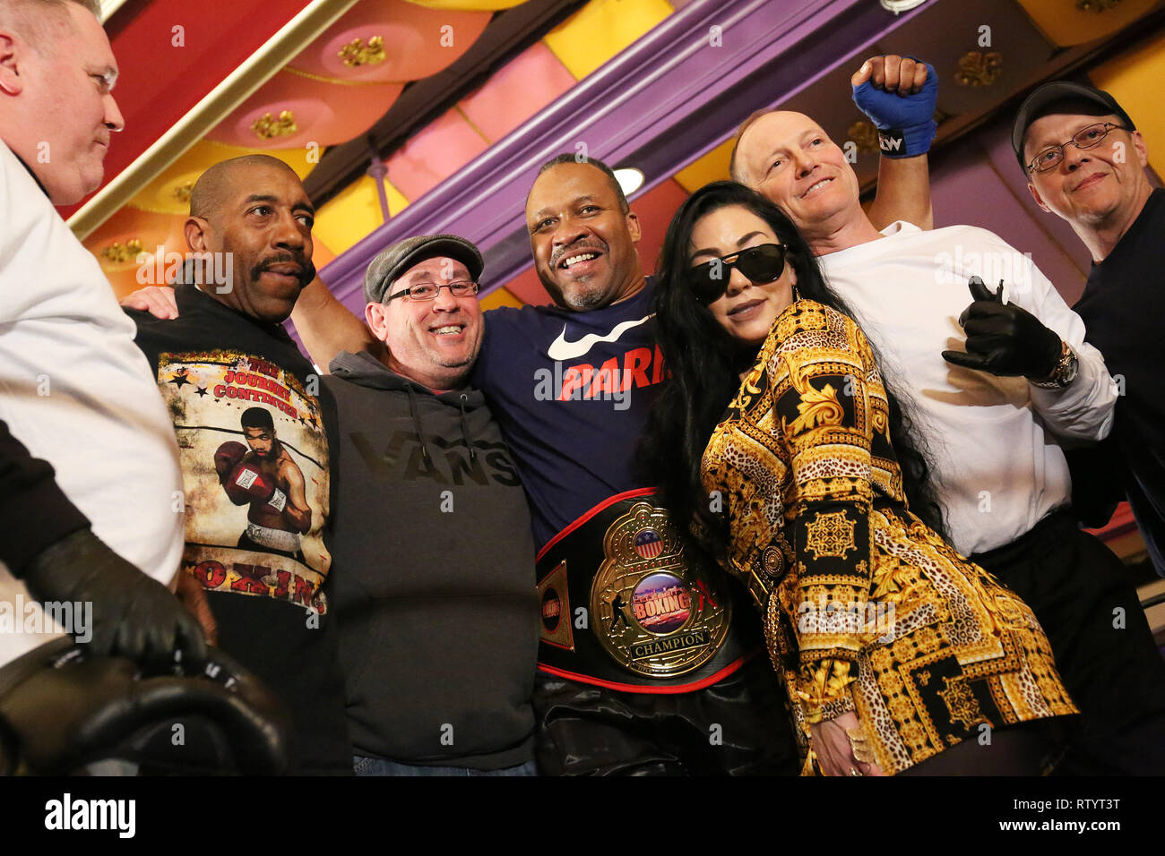 Atlantic City, USA. 2 Mär, 2019. Und Tim Witherspoon klopft Sandman aus dem Ring für die at Celebrity Boxing 67 am Showboat Casino in Atlantic City, NJ März 2, 2019 Quelle: Star Shooter / Medien Punch/Alamy Leben Nachrichten statt Win Stockfoto