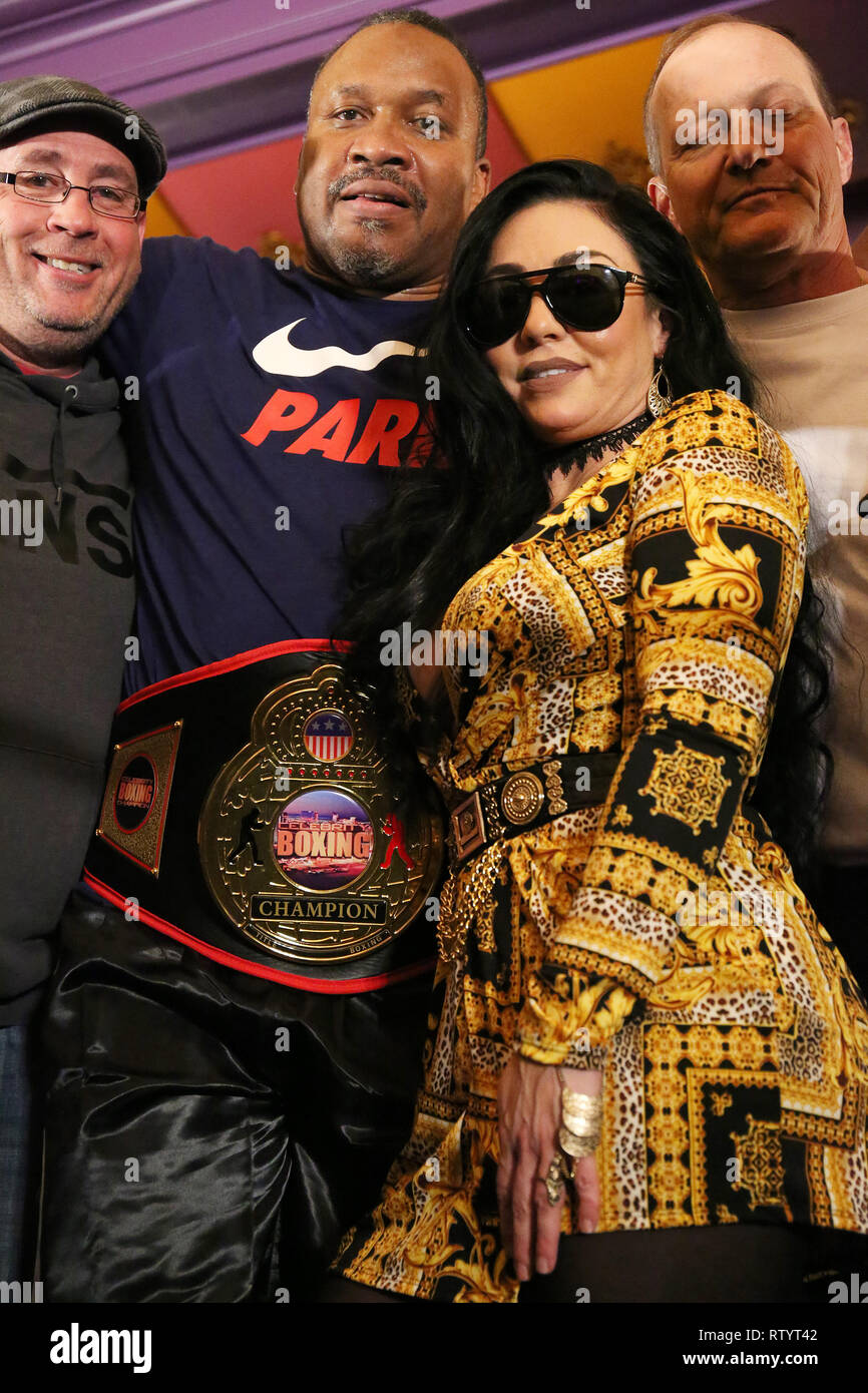 Atlantic City, USA. 2 Mär, 2019. Und Tim Witherspoon klopft Sandman aus dem Ring für die at Celebrity Boxing 67 am Showboat Casino in Atlantic City, NJ März 2, 2019 Quelle: Star Shooter / Medien Punch/Alamy Leben Nachrichten statt Win Stockfoto