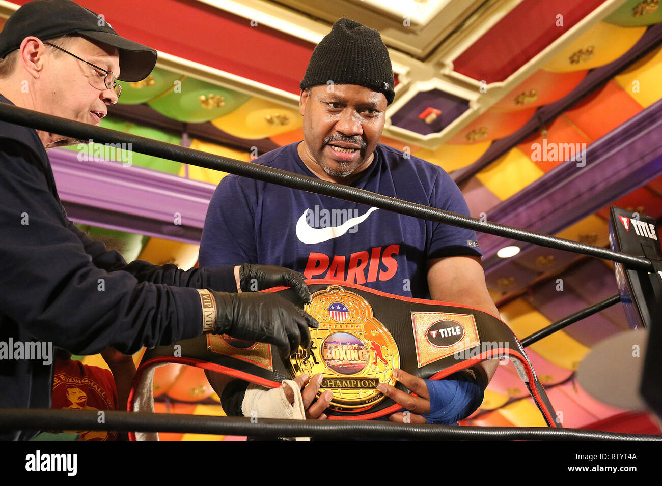Atlantic City, USA. 2 Mär, 2019. Tim Witherspoon klopft Sandman aus dem Ring für die at Celebrity Boxing 67 am Showboat Casino in Atlantic City, NJ März 2, 2019 Quelle: Star Shooter / Medien Punch/Alamy Leben Nachrichten statt Win Stockfoto