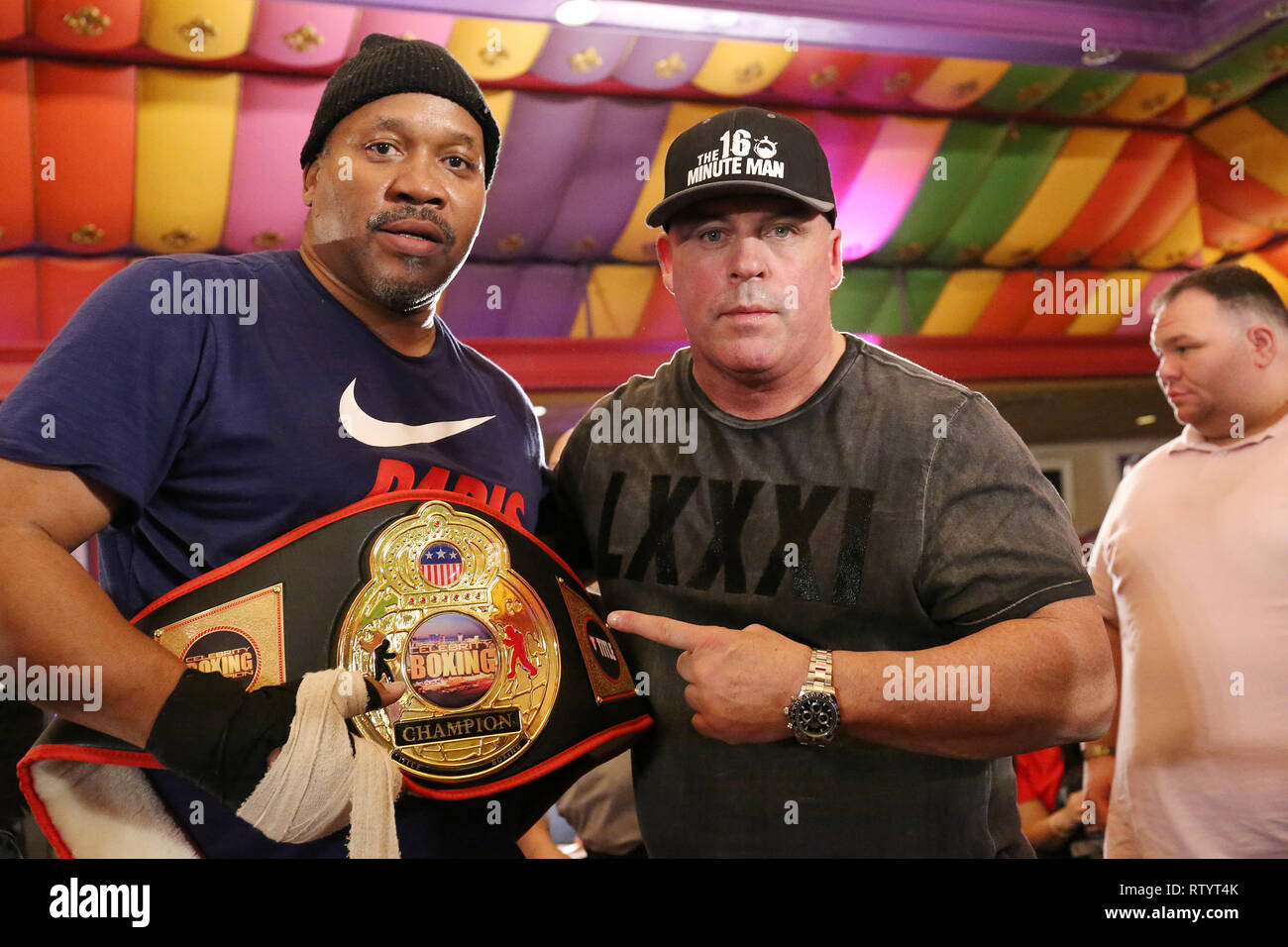 Atlantic City, USA. 2 Mär, 2019. Tim Witherspoon klopft Sandman aus dem Ring für die at Celebrity Boxing 67 am Showboat Casino in Atlantic City, NJ März 2, 2019 Quelle: Star Shooter / Medien Punch/Alamy Leben Nachrichten statt Win Stockfoto