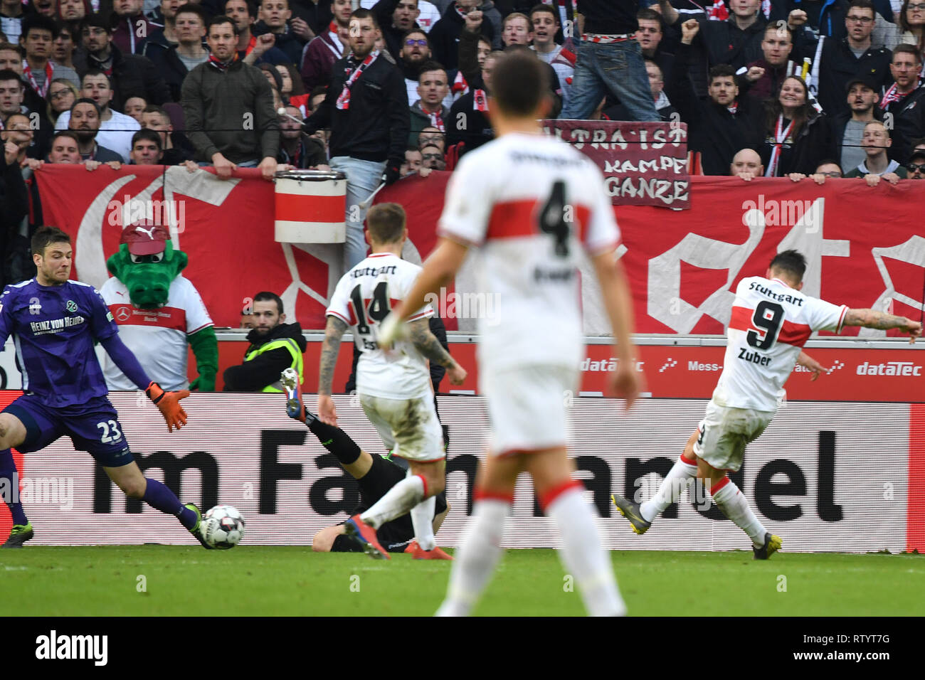 Stuttgart, Deutschland. 03 Mär, 2019. Steven ZUBER (lVFB Stuttgart) Kerben das Ziel auf 5-1, Aktion, goalschuss. Fussball 1. 1. Fussballbundesliga, 24. Spieltag, Spieltag 24, VFB Stuttgart-Hanover 96 (H) 5-1, 03/03/2019 in Stuttgart/Deutschland. MERCEDES BENZ ARENA. DFL BESTIMMUNGEN VERBIETEN DIE VERWENDUNG DER FOTOGRAFIE ALS BILD-SEQUENZEN UND/ODER QUASI-VIDEO. | Verwendung der weltweiten Kredit: dpa/Alamy leben Nachrichten Stockfoto