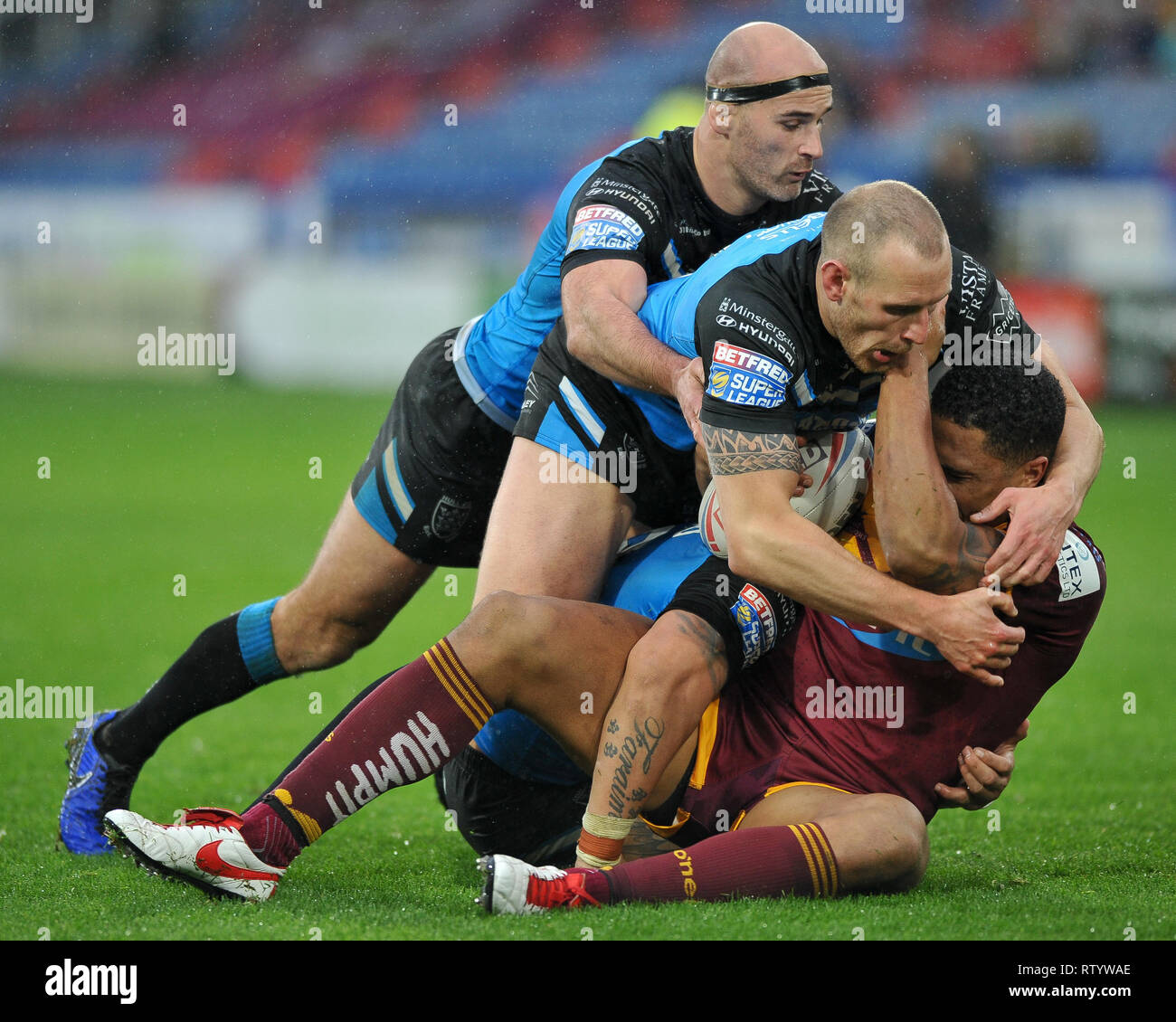 Huddersfield, Großbritannien. 3. März 2019. John Smiths Stadion, Huddersfield, England; Rugby League Betfred Super League, Huddersfield Riesen vs Rumpf FC; Danny Houghton und Dekan Hadley stop Jordanien Turner. Dean Williams Credit: Dean Williams/Alamy leben Nachrichten Stockfoto