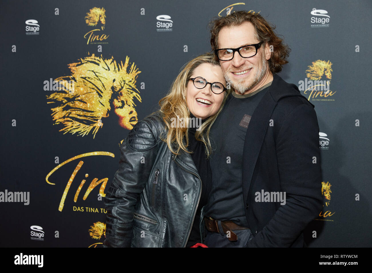 Hamburg, Deutschland. 03 Mär, 2019. Michaela Schaffrath, Schauspielerin, und Carlos Anthonyo kommen auf die Deutsche Premiere des Musicals "Tina Turner Tina-Das Musical" im Operettenhaus. Quelle: Georg Wendt/dpa/Alamy leben Nachrichten Stockfoto