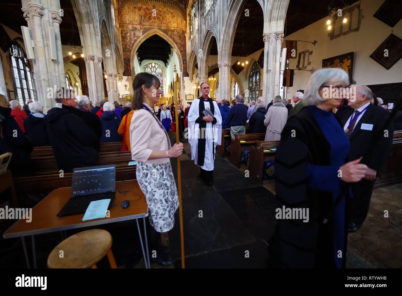 Salisbury, Großbritannien. 03 Mär, 2019. Ein Jahr in der St. Thomas Kirche erinnern die ersten Novichok Angriff in Salisbury, 3. März 2019. Im Rahmen der Charta Sonntag, der die Stadt im Jahre 1227 gewährt wurde, Stadträte, Vertreter des gesellschaftlichen Lebens dress up in traditionellen Insignien und ihren Weg nach St. Thomas Kirche zu danken. Credit: Haydn Wheeler/Alamy leben Nachrichten Stockfoto