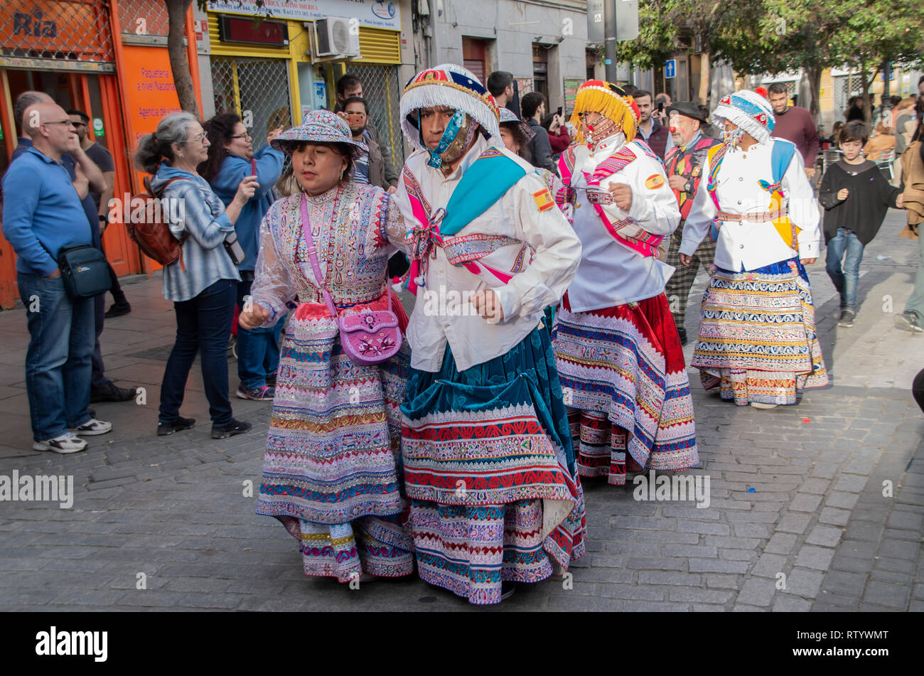 Madrid, Spanien. 03 Mär, 2019. Faschingsumzug feiert Vielfalt fand in der Nachbarschaft von Lavapiés in Madrid, einer der multikulturellsten Viertel der Stadt. Die Parade lief die Hauptstraßen von Lavapiés sammeln Hunderte von Menschen aus verschiedenen Kulturen und sozialen Schichten über. Im Bild, Bürger aus Peru zeigt einige traditionelle Tänze aus ihrem Land und tragen folkloristische Outfits. Credit: Lora Grigorova/Alamy leben Nachrichten Stockfoto
