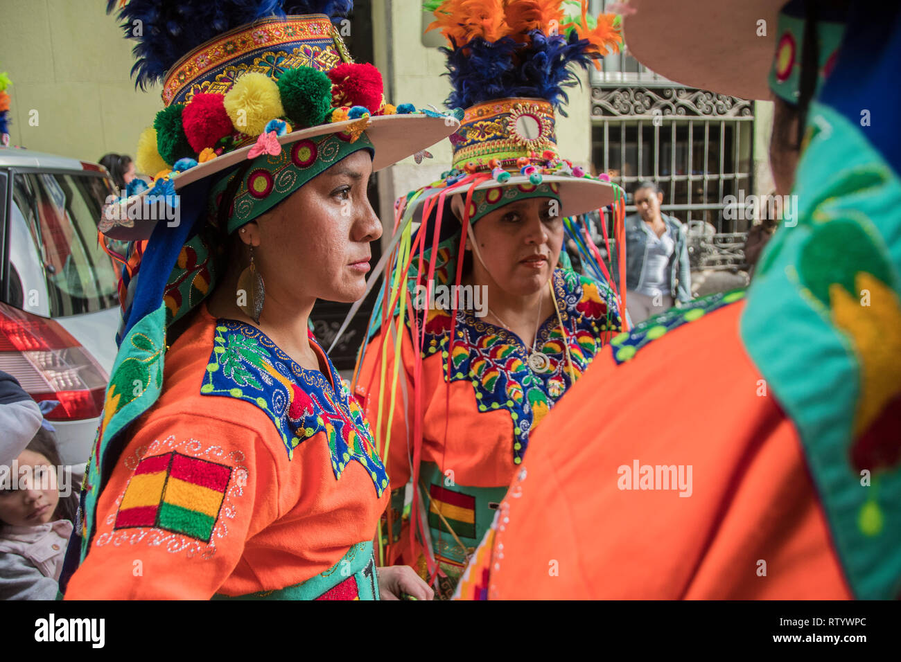 Madrid, Spanien. 03 Mär, 2019. Multikulturelle Karneval auf den Straßen der Nachbarschaft von Lavapiés. Auf dem Bild eine Gruppe von Tänzern aus Bolivien. Credit: Alberto Sibaja Ramírez/Alamy leben Nachrichten Stockfoto