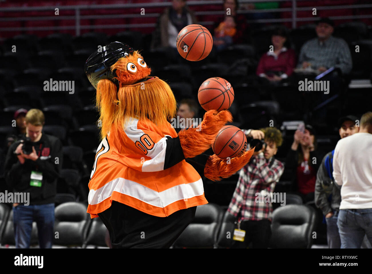 Philadelphia, Pennsylvania, USA. 3 Mär, 2019. Philadelphia Flyers Maskottchen kiesige jongliert Basketball vor der American Athletic Conference Basketball Spiel am Liacouras Center in Philadelphia gespielt. Tempel beat Tulane 80-69. Credit: Ken Inness/ZUMA Draht/Alamy leben Nachrichten Stockfoto