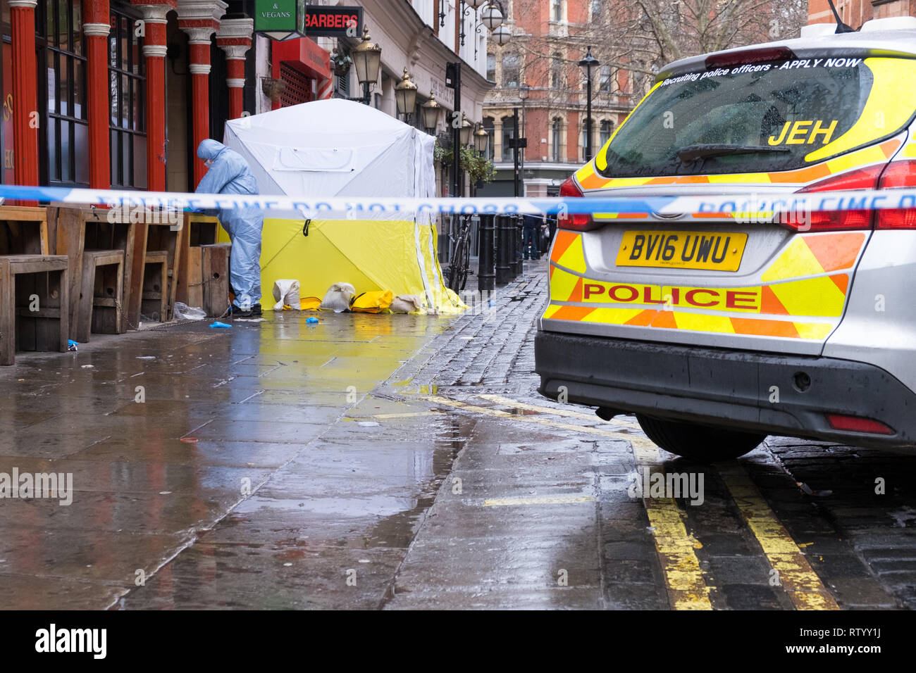 Soho, London, UK - 3. März 2019: Eine forensische Officer am Tatort außerhalb in Romilly Street in Soho. Credit: michelmond/Alamy leben Nachrichten Stockfoto