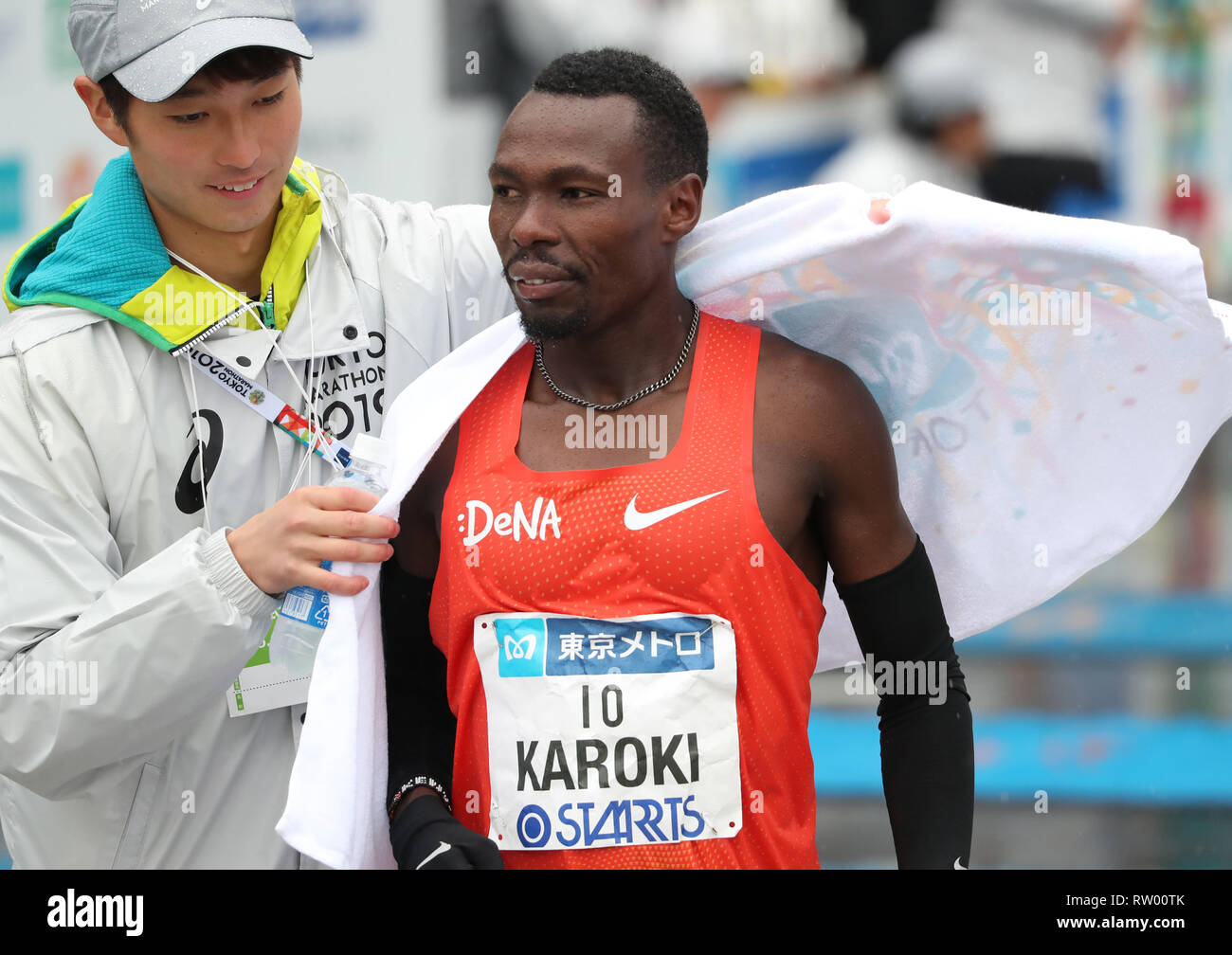 Tokio, Japan. 3 Mär, 2019. Kenias Bedan Karoki erhält ein Handtuch, nachdem er die Ziellinie des Tokyo Marathon 2019 in Tokio am Sonntag, 3. März 2019. Karoki überquerte die Zweite mit einer Zeit von 2 Stunden 6 Minuten 48 Sekunden beendet. Credit: Yoshio Tsunoda/LBA/Alamy leben Nachrichten Stockfoto