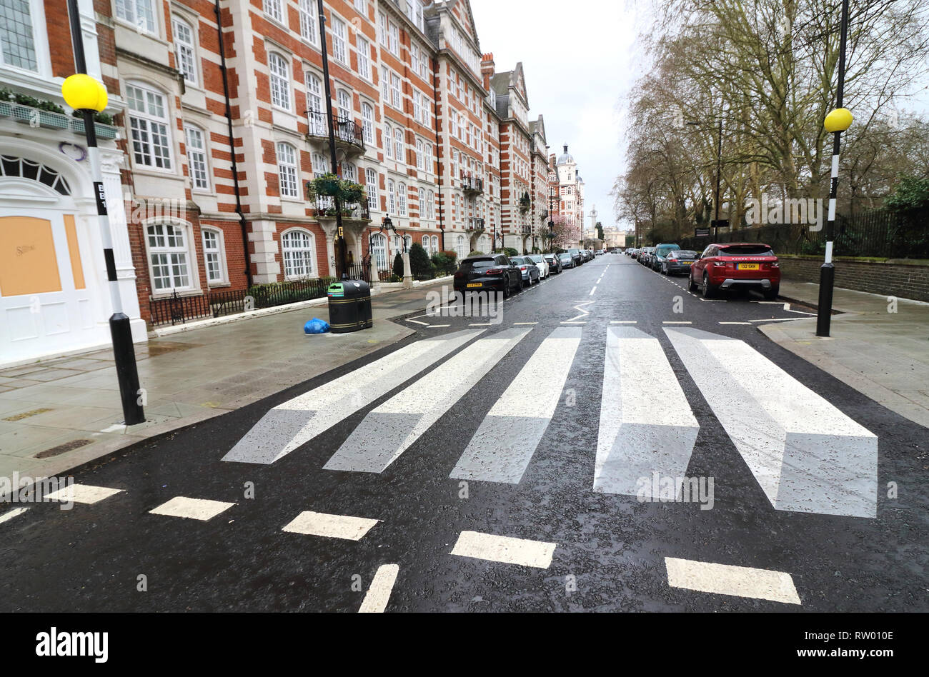 Großbritanniens erste '3D' Zebrastreifen wurde am St John's Wood High Street als Teil einer 12-Tage-Testversion gemalt. Die Stadtverwaltung von Westminster sind Erprobung nach Verkehrssicherheit Bedenken von Anwohnern und einer örtlichen Schule. Die raffiniert bemalte Streifen erwecken den Eindruck, dass sich die Fahrzeuge über sind über eine Rampe in den 3D-Effekt zu Laufwerk funktioniert entweder aus Richtung. Stockfoto