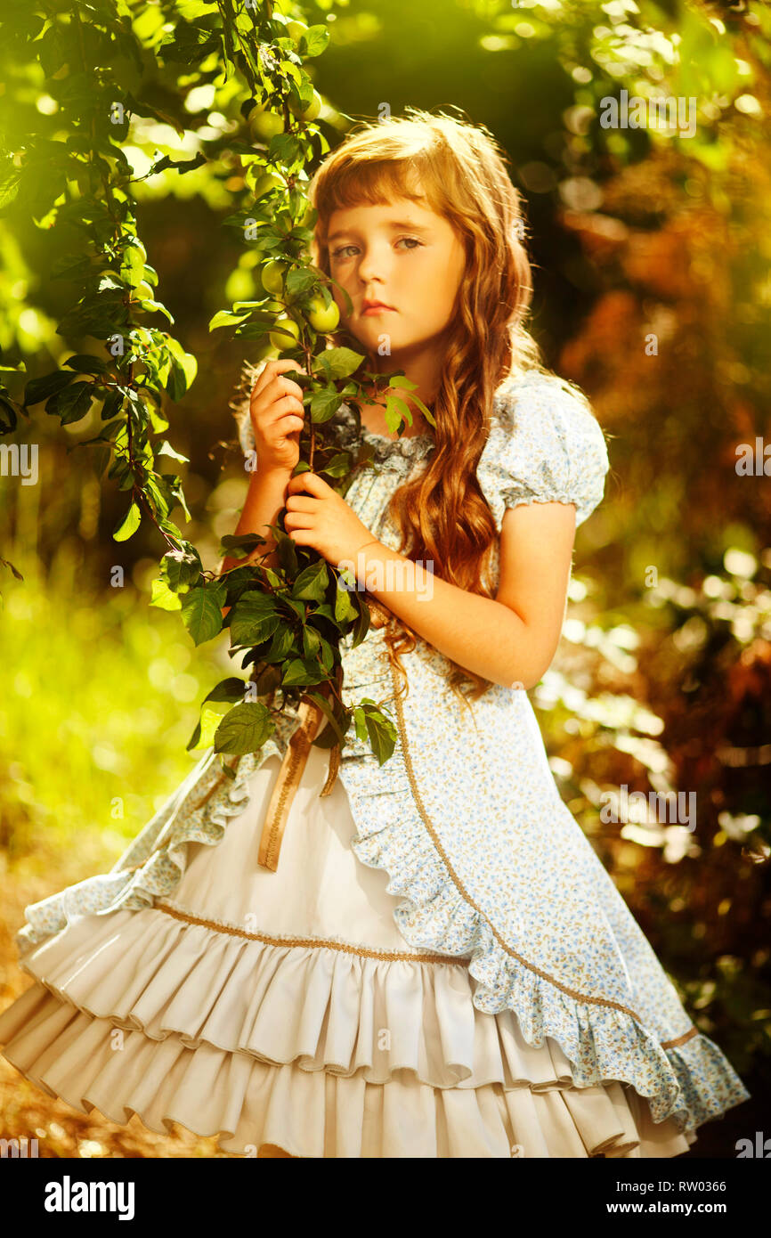 Adorable kleinen Mädchen in blühender Apfelbaum Stockfoto