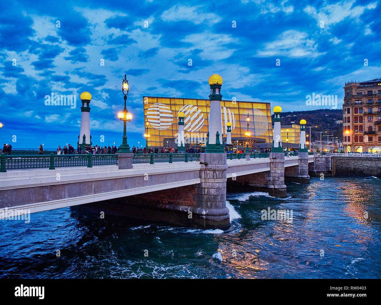 Kursaal Brücke von San Sebastian bei Einbruch der Dunkelheit mit dem Kursaal Palast im Hintergrund. Donostia, Guipúzcoa. Spanien Stockfoto