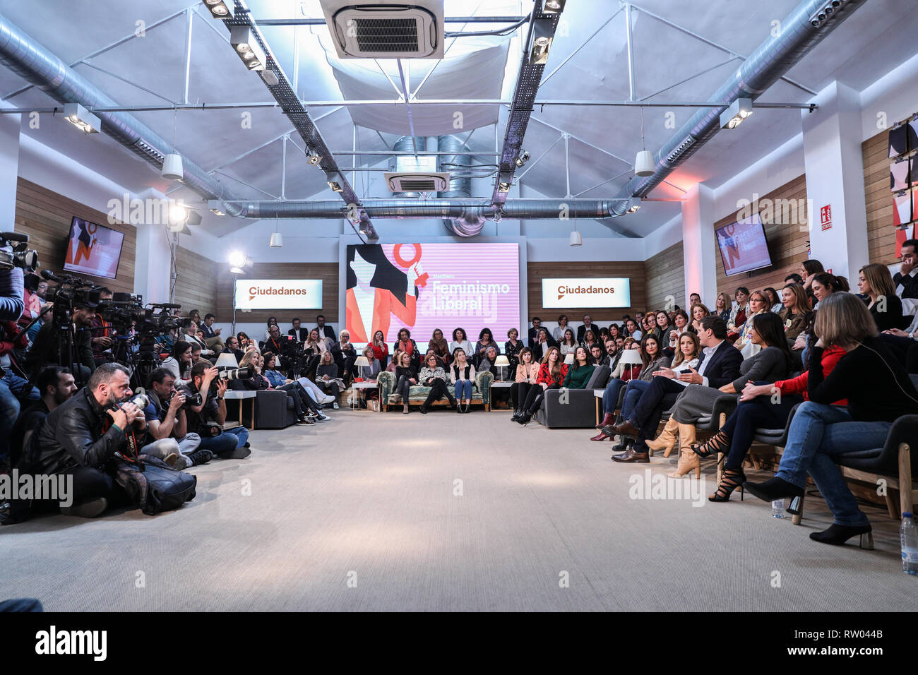 Der Präsident der Bürgerinnen und Bürger (Cs), Albert Rivera, und der Führer der Cs in Katalonien und nationale Partei Sprecher, Inés Arrimadas werden gesehen, bei der Präsentation der Dekalog von Cs 'Liberalen Feminismus eine integrative, pluralen und offenen Feminismus. Stockfoto