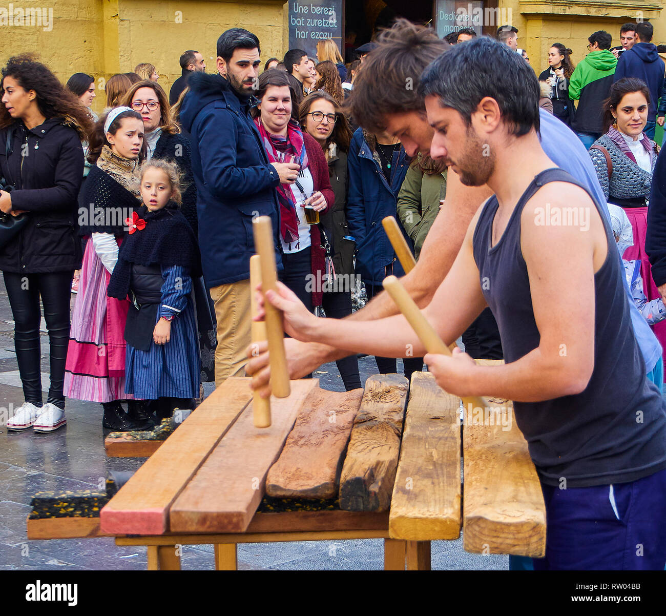 San Sebastian, Spanien - 21. Dezember 2018. Zwei Musiker spielen auf der Txalaparta, ein traditionelles Instrument des Baskenlandes. Spanien. Stockfoto