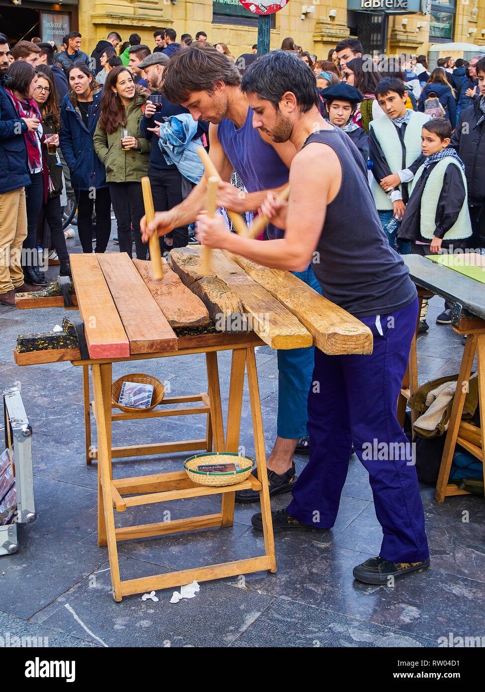 San Sebastian, Spanien - 21. Dezember 2018. Zwei Musiker spielen auf der Txalaparta, ein traditionelles Instrument des Baskenlandes. Spanien. Stockfoto