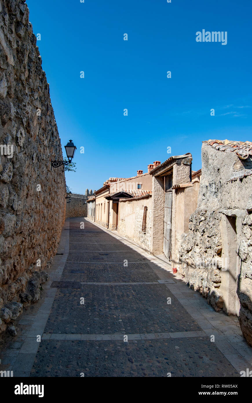 UrueÃ±a, Valladolid, Spanien; März 2012: Blick auf die Gassen und traditionellen Architektur eines kleinen mittelalterlichen Dorf, erklärte ein Historic-Ar Stockfoto