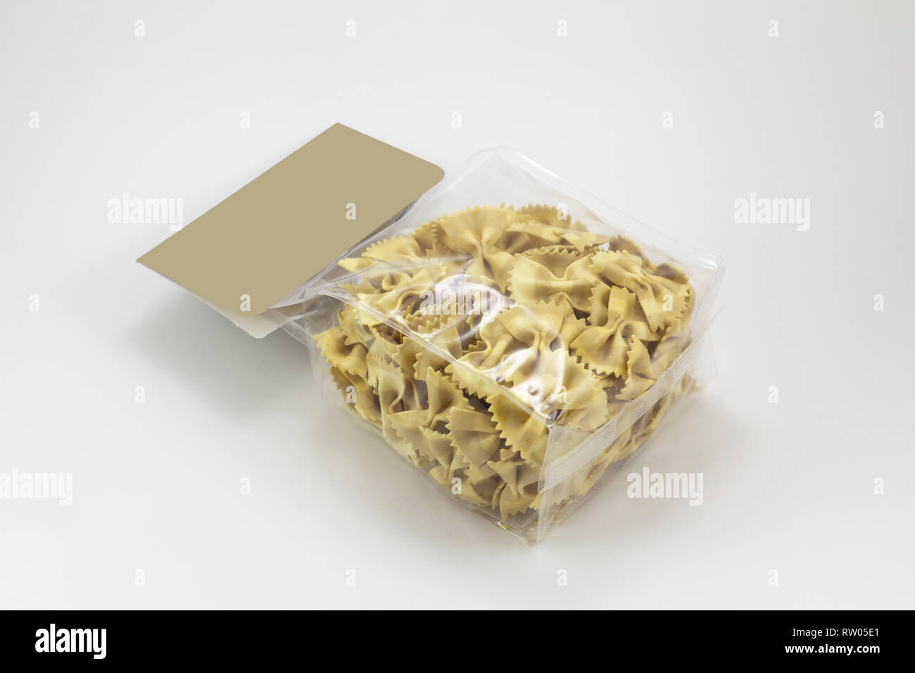 Farfalle Pasta in einem transparenten Kunststoff Verpackung, mit einem leeren Etikett in der oberen Stockfoto