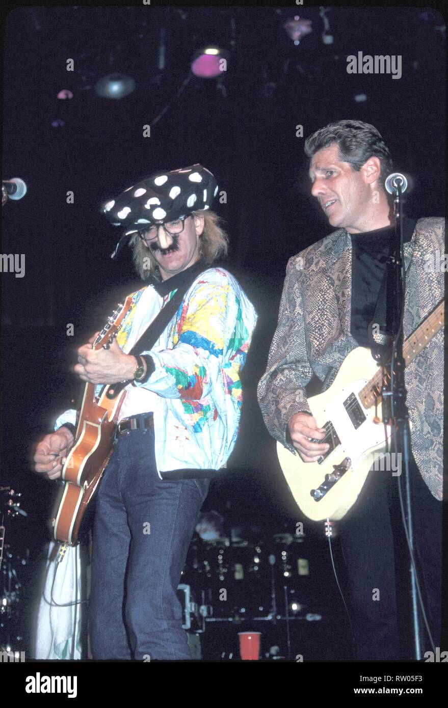 Sänger, Songwriter und Gitarrist Joe Walsh und Glen Frey dargestellt auf der Bühne während einer "live"-Konzert aussehen. Stockfoto
