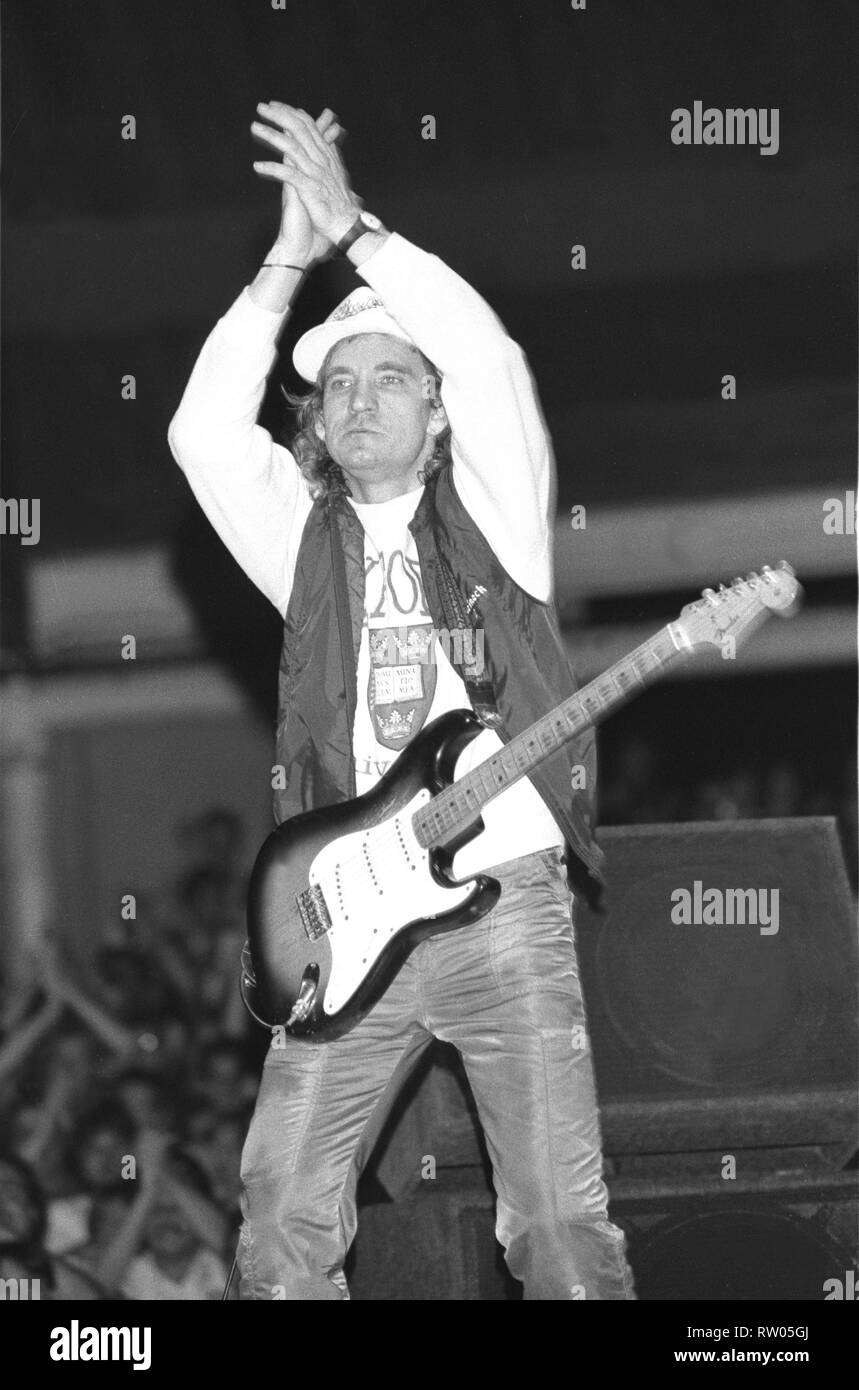 Sänger, Songwriter und Gitarrist Joe Walsh ist dargestellt auf der Bühne während einer "live"-Konzert auftritt mit seinem Solo band. Stockfoto