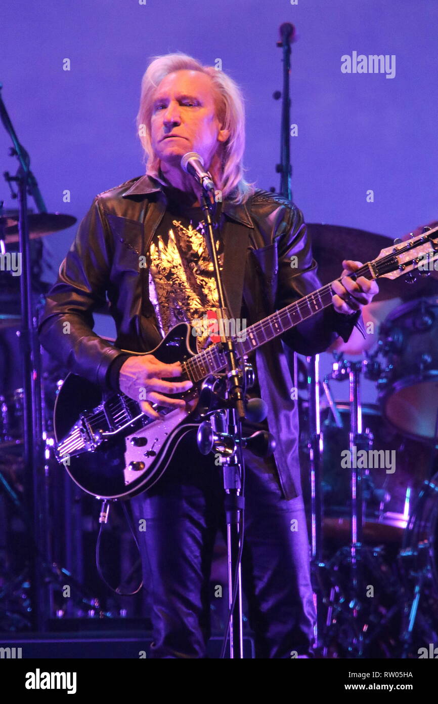 Sänger, Songwriter und Gitarrist Joe Walsh ist dargestellt auf der Bühne während einer "live"-Konzert aussehen. Stockfoto