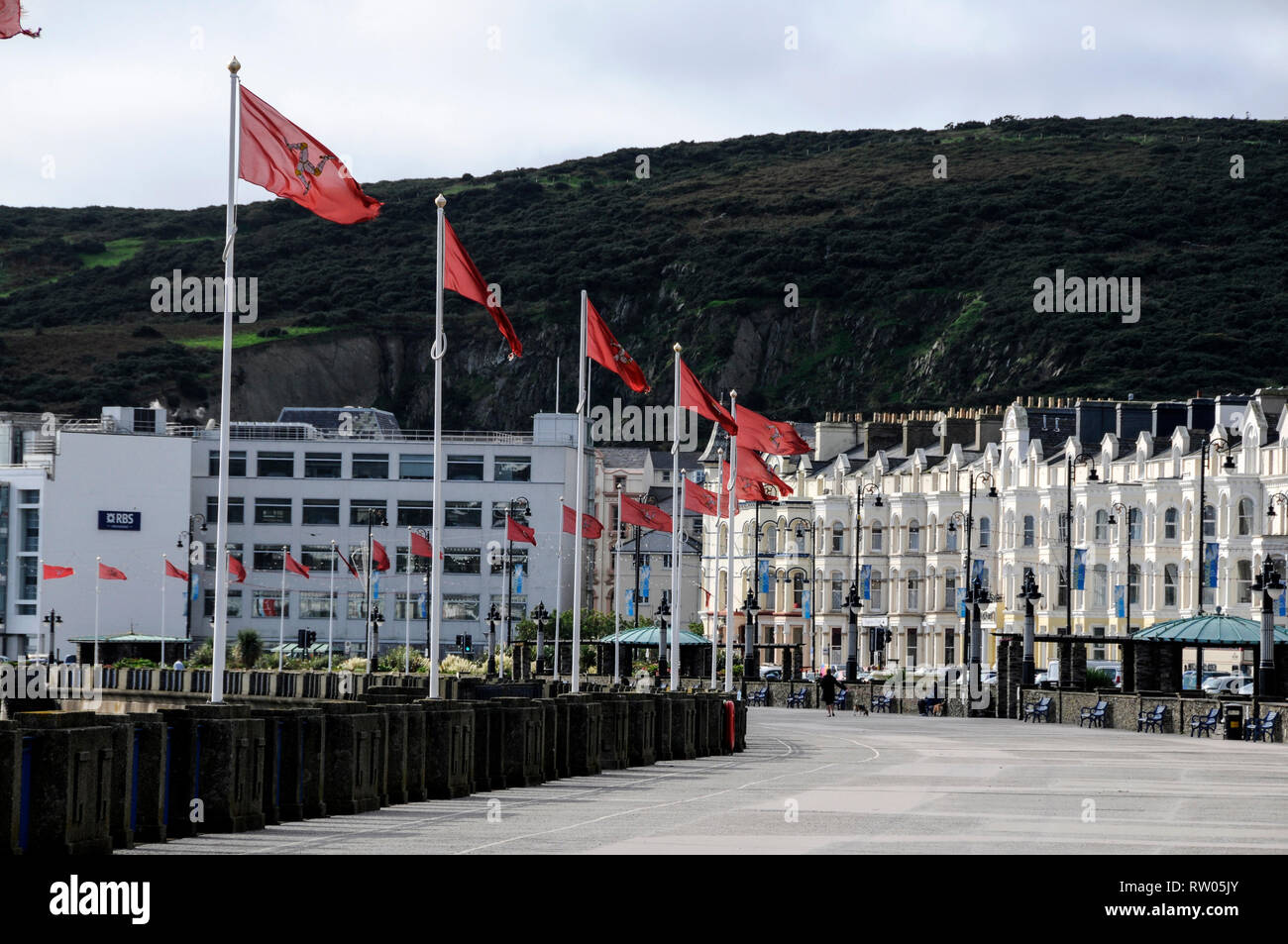 Eine Reihe von Fahnen der Insel an der Promenade am Meer entlang in Douglas auf der Isle of Man, Großbritannien. Die Insel ist unabhängig von Großbritannien und Stockfoto
