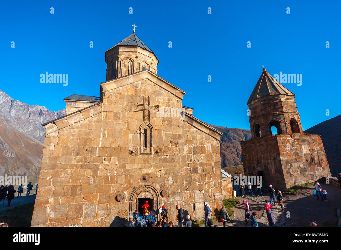 Gergeti, Gerogia - 06.10.2018: gergeti Trinity Church in den Bergen des Kaukasus, Geogria Stockfoto