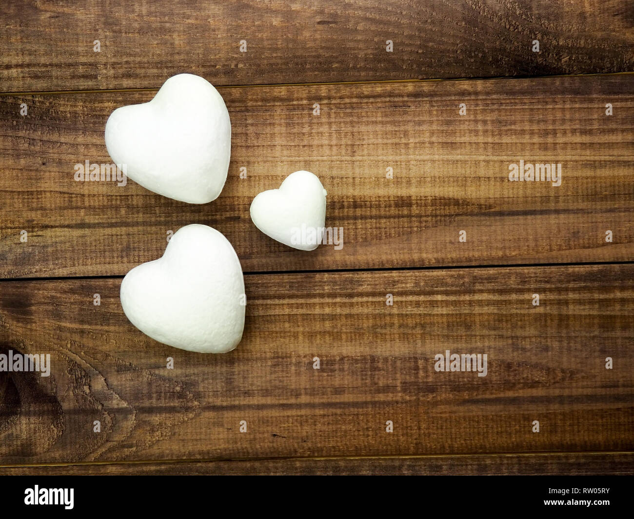 Drei Herzen auf einem dunklen Hintergrund, Konzept der Valentinstag, Platz. Stockfoto