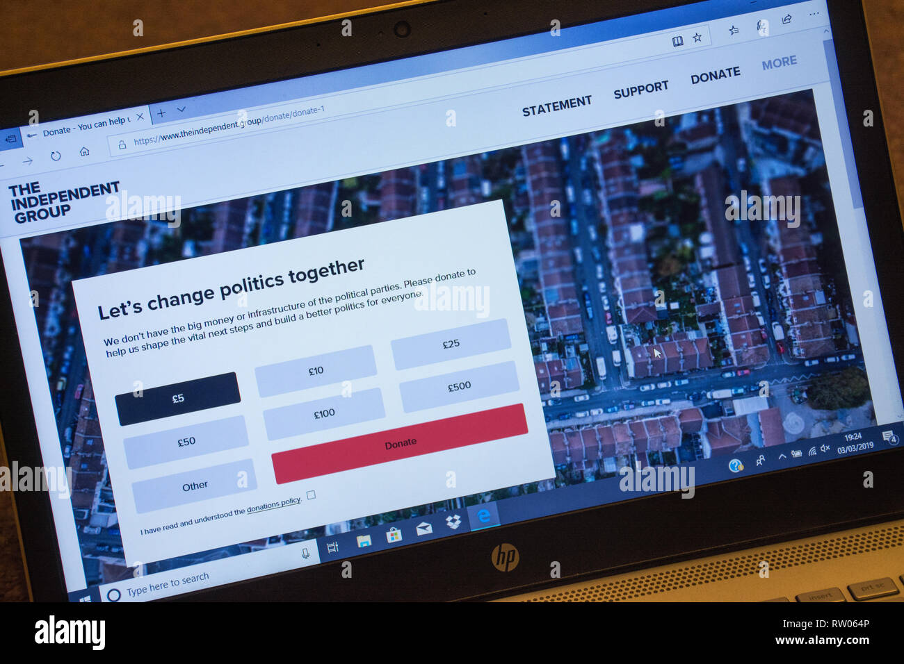 Die Gruppe unabhängiger Website, Crowdfunding Webseite auf einem Laptop, lassen Sie uns gemeinsam die Politik ändern, 2019 Stockfoto