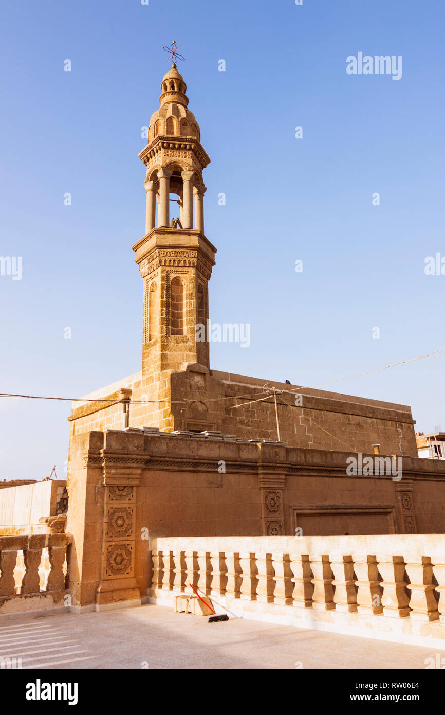 Midyat, Provinz Mardin, Türkei: Glockenturm von Mor Barsawmo syrisch-orthodoxe Kirche in der Altstadt von midyat. Obwohl nun eine Minderheit von weniger als 10 Stockfoto