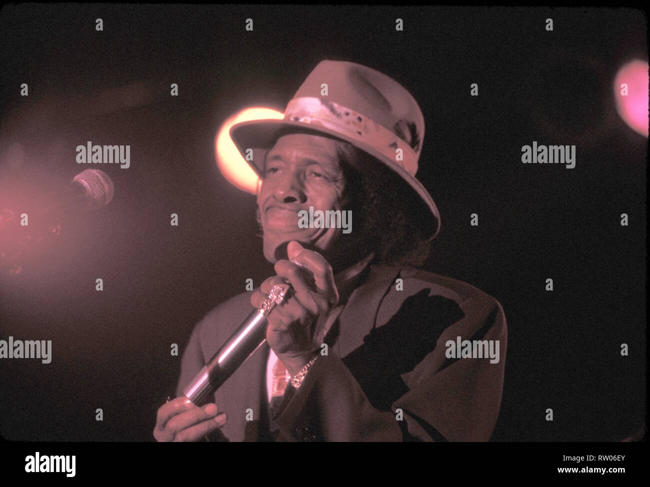 Blues Sänger und Mundharmonikaspieler Junior Wells, der berühmt ist für das Spielen mit Muddy Waters, Buddy Guy, Bonnie Raitt, die Rolling Stones und Van Morrison ist unter anderem, dargestellt auf der Bühne während einer "live"-Konzert aussehen. Stockfoto