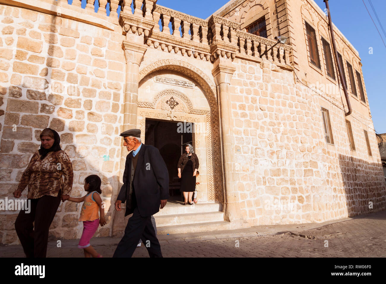 Midyat, Provinz Mardin, Türkei: Treue verlassen Mor Barsawmo syrisch-orthodoxe Kirche nach dem Gottesdienst. Obwohl nun eine Minderheit von weniger als 10 %. Stockfoto