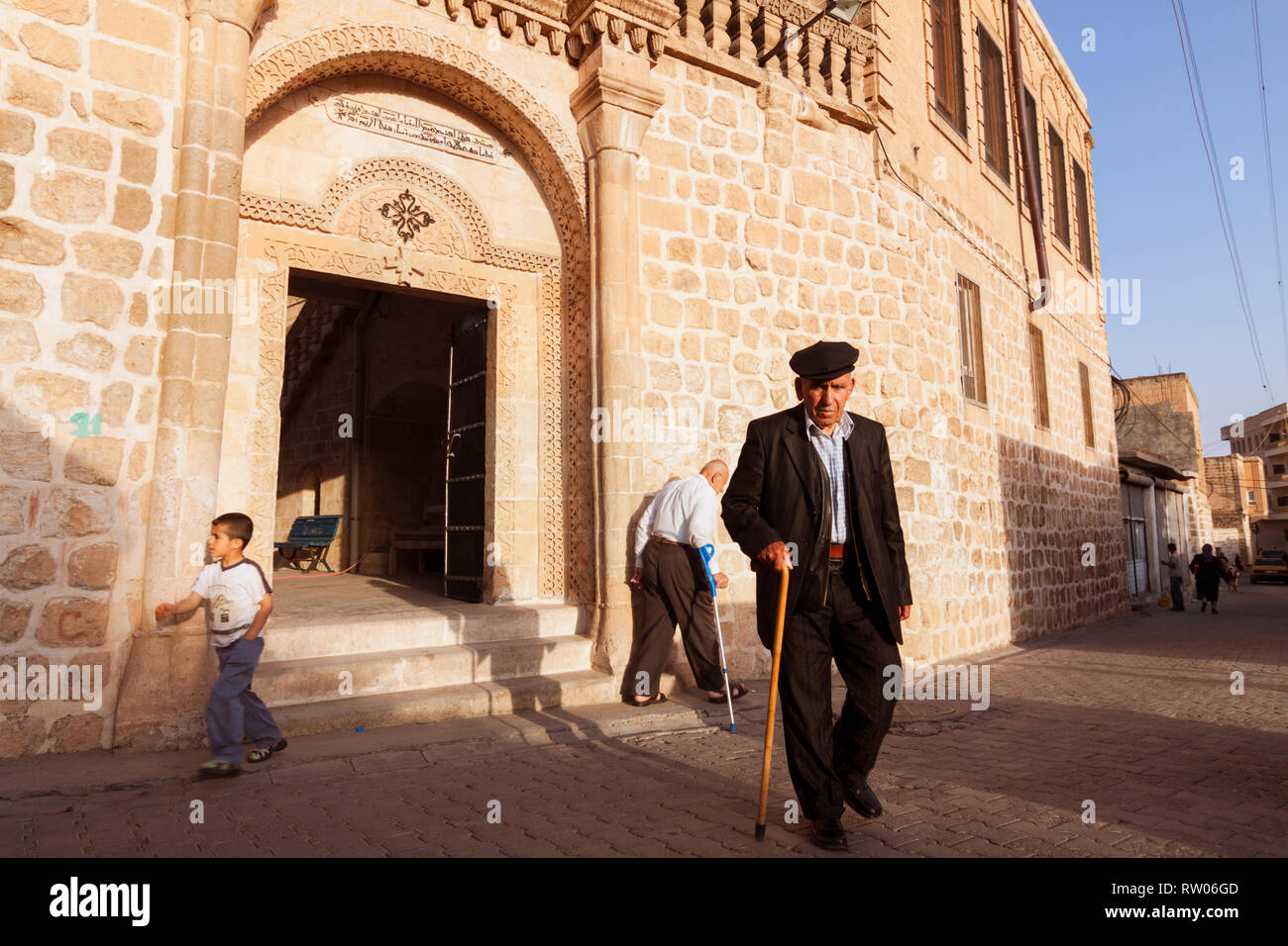 Midyat, Provinz Mardin, Türkei: Treue verlassen Mor Barsawmo syrisch-orthodoxe Kirche nach dem Gottesdienst. Obwohl nun eine Minderheit von weniger als 10 %. Stockfoto