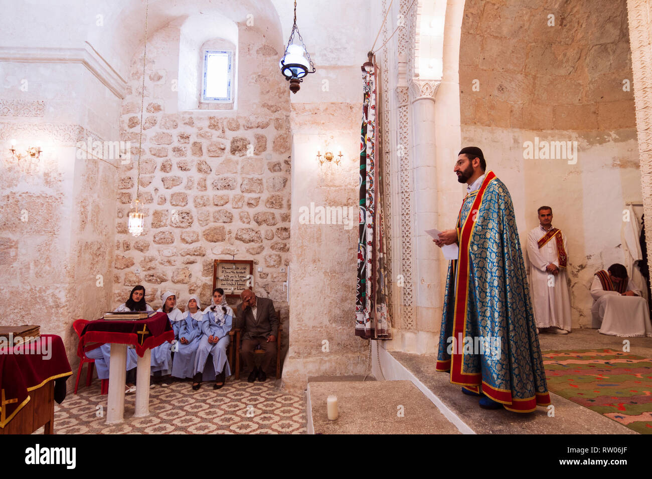 Midyat, Provinz Mardin, Türkei: Gläubige nehmen an der Messe Service zu einem Syrisch-orthodoxe Kirche in der Altstadt von Mardin. Obwohl nun eine Minderheit von l Stockfoto
