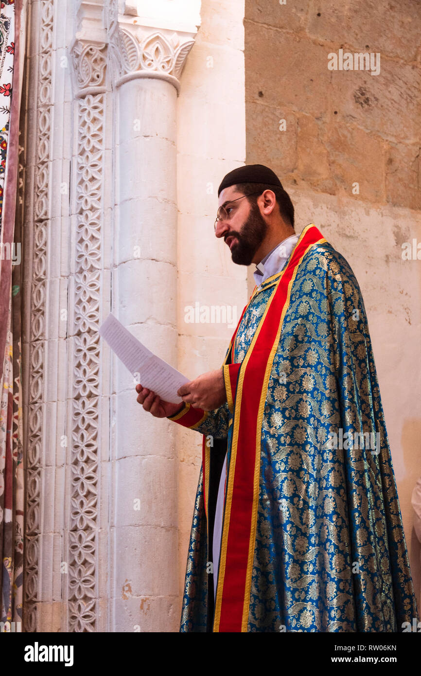 Midyat, Provinz Mardin, Türkei: ein Priester feiert Masse mit einer Syrisch-orthodoxe Kirche in der Altstadt von Mardin. Obwohl nun eine Minderheit von weniger als Stockfoto