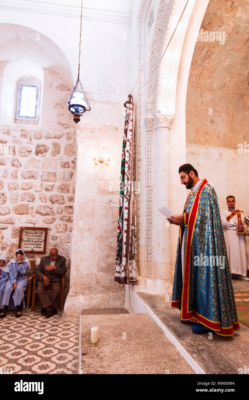 Midyat, Provinz Mardin, Türkei: Gläubige nehmen an der Messe Service zu einem Syrisch-orthodoxe Kirche in der Altstadt von Mardin. Obwohl nun eine Minderheit von l Stockfoto
