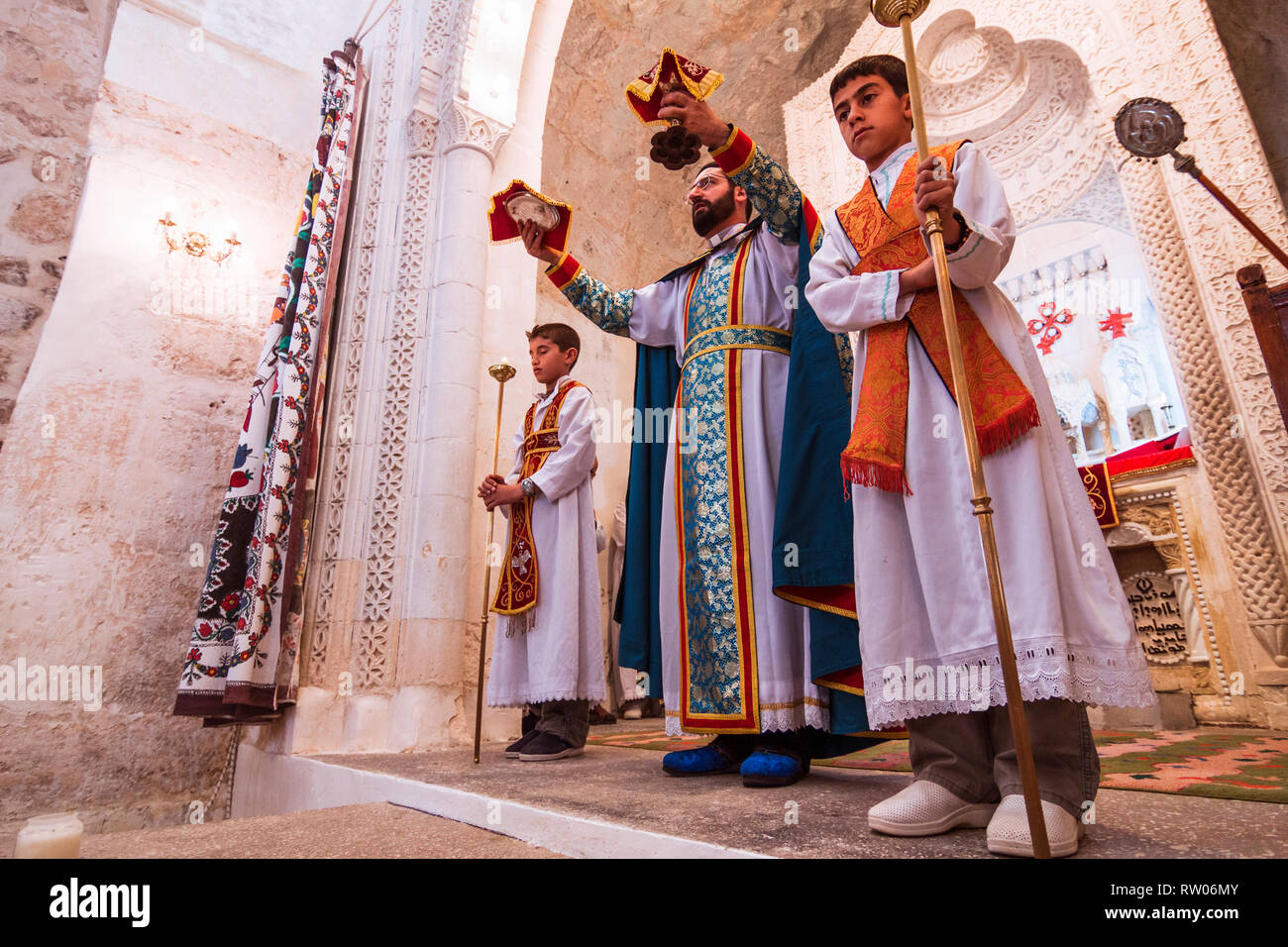 Midyat, Provinz Mardin, Türkei: ein Priester feiert die Eucharistie in einer Syrisch-orthodoxe Kirche in der Altstadt von Mardin. Obwohl nun eine Minderheit von Stockfoto