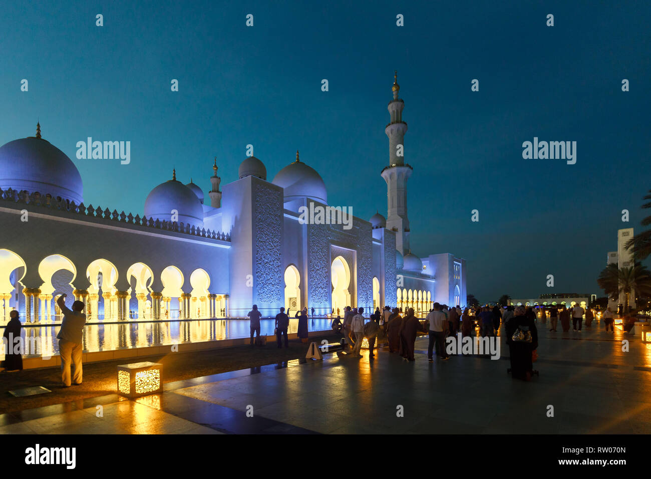 ABU DHABI, VAE, 10. Januar 2019: Die Sheikh Zayed Grand Moschee am Abend mit schönen Außenbeleuchtung Stockfoto