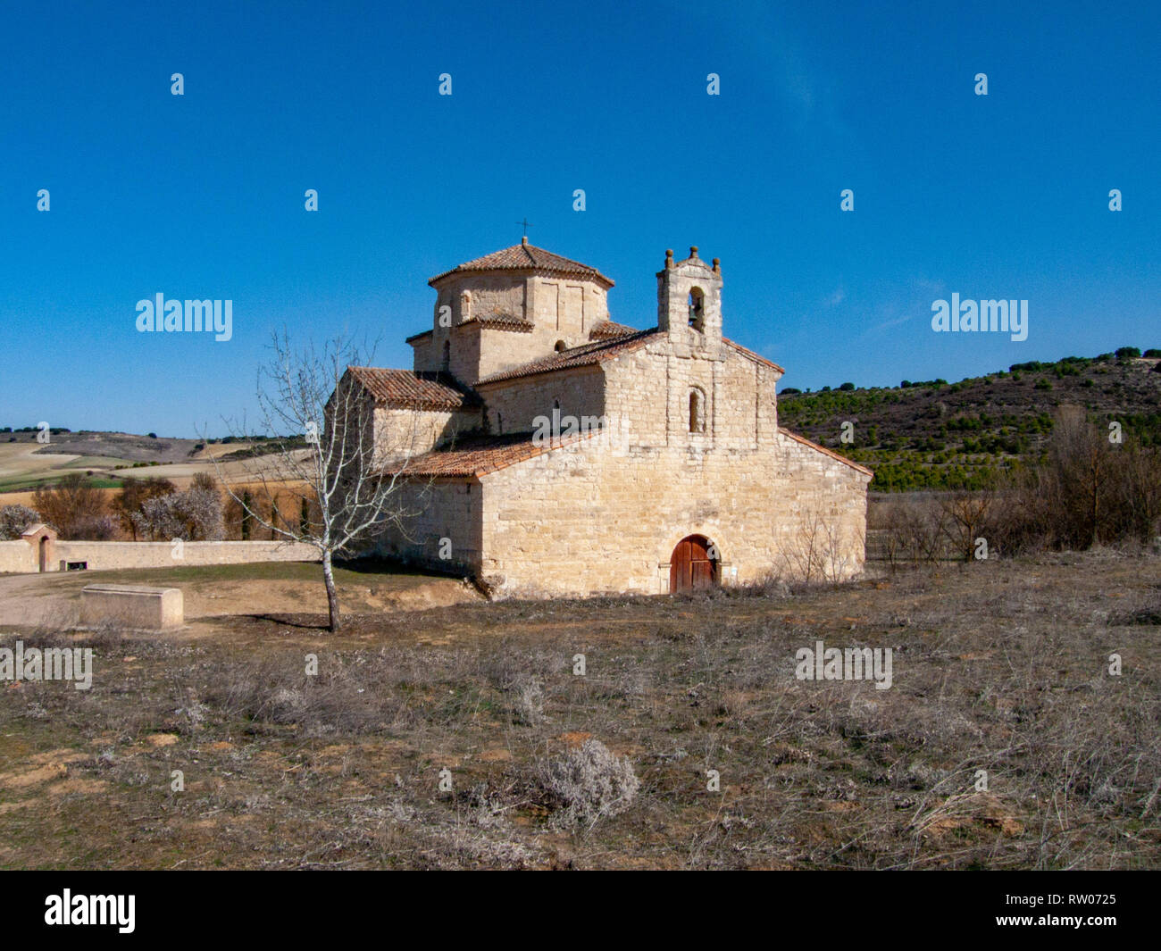 UrueÃ±a, Valladolid, Spanien; März 2012: Blick auf den romanischen Klause Nuestra SeÃ±ora de la Anunciada am Rande der ummauerten Stadt Stockfoto