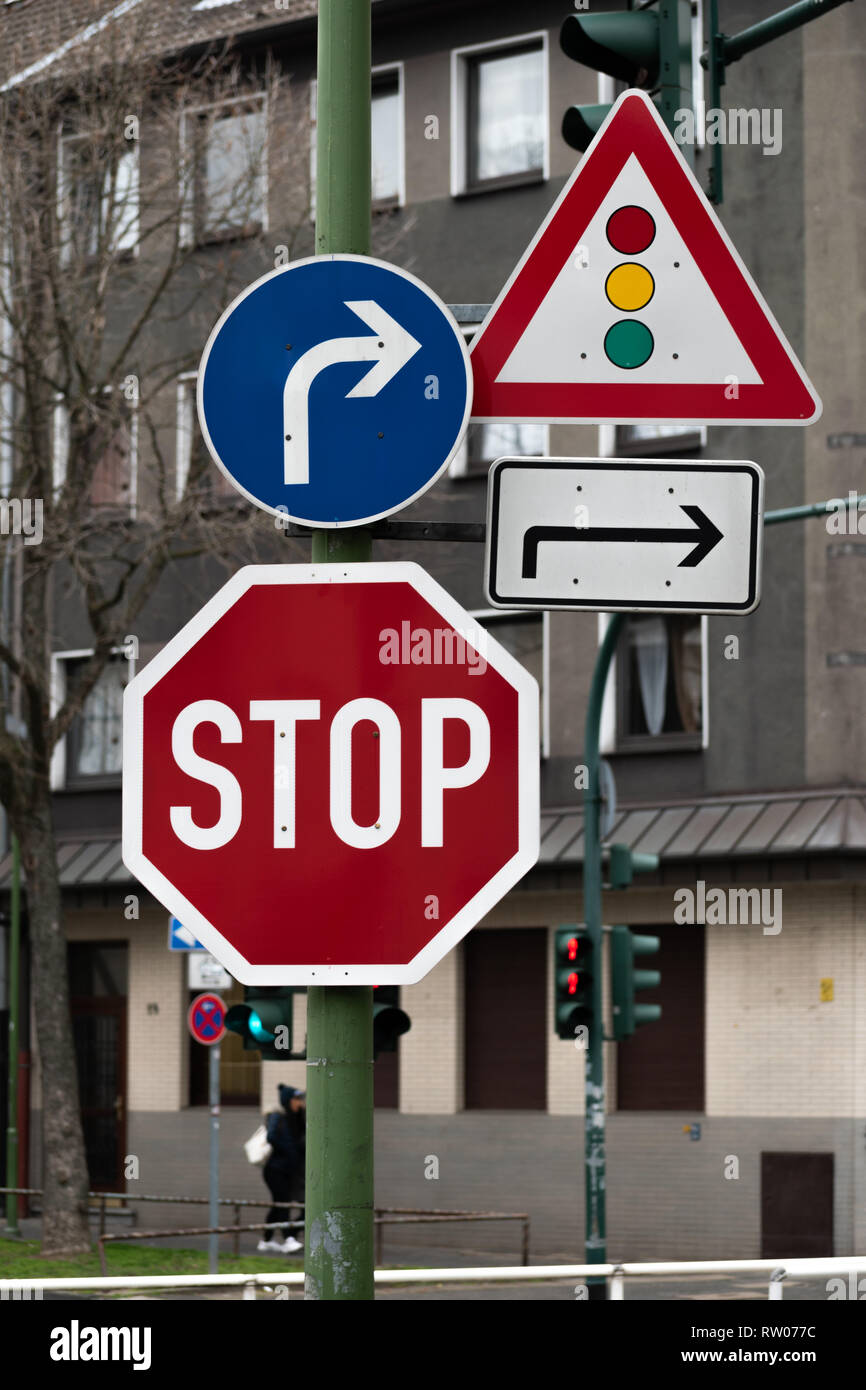 Verkehrszeichen für Richtung und Stop, zusammen mit Fußgängerampel im Hintergrund Stockfoto