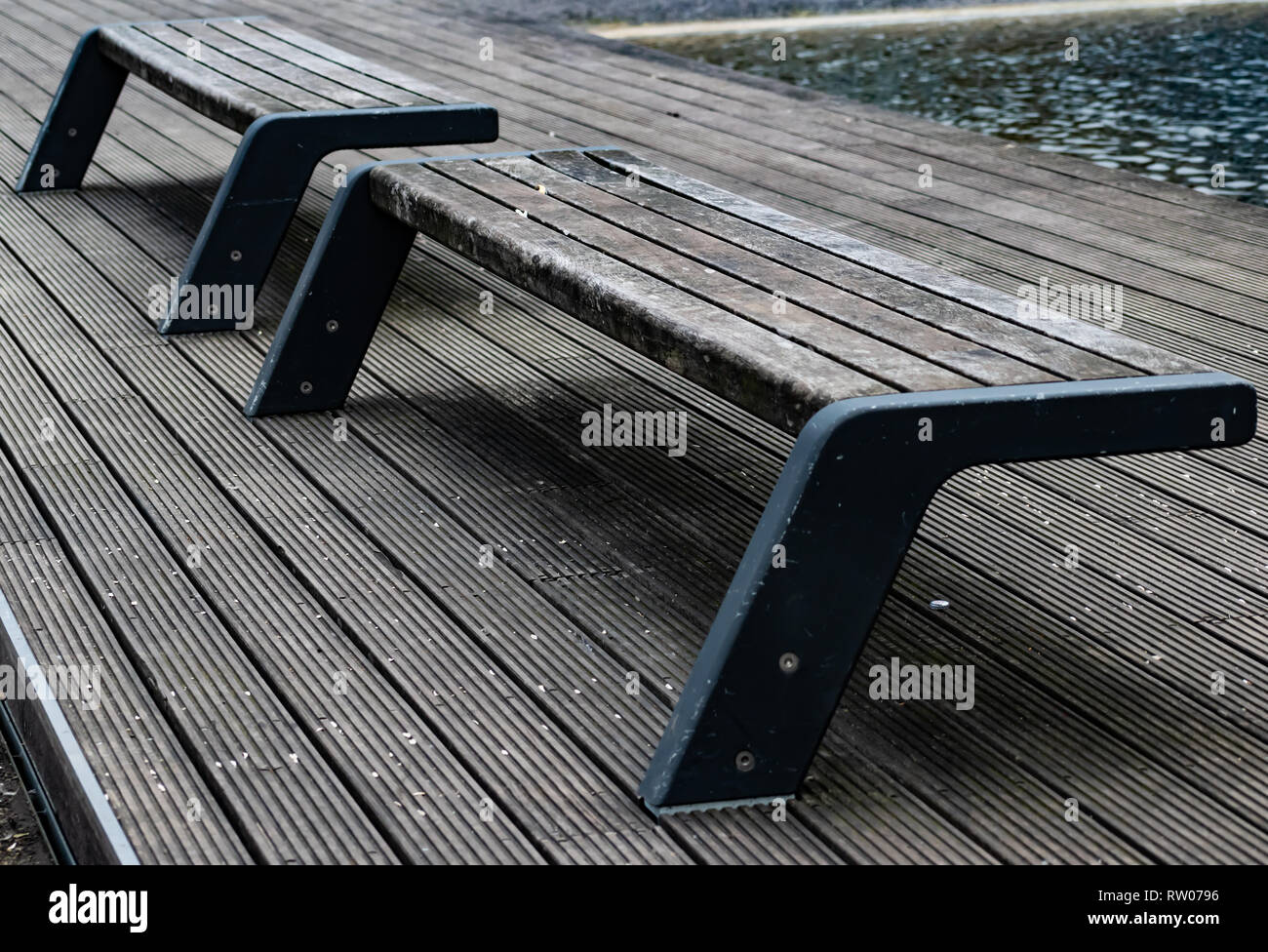 Parkbänke mit Blick auf Bach in Essen, Deutschland Stockfoto