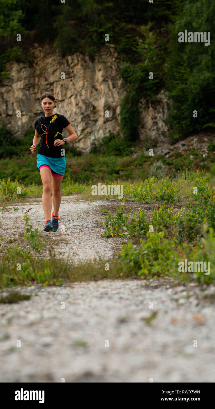 Mädchen Athlet läuft ein langer Trail Running auf einer wunderschönen Gegend. Gesunder Lebensstil Stockfoto