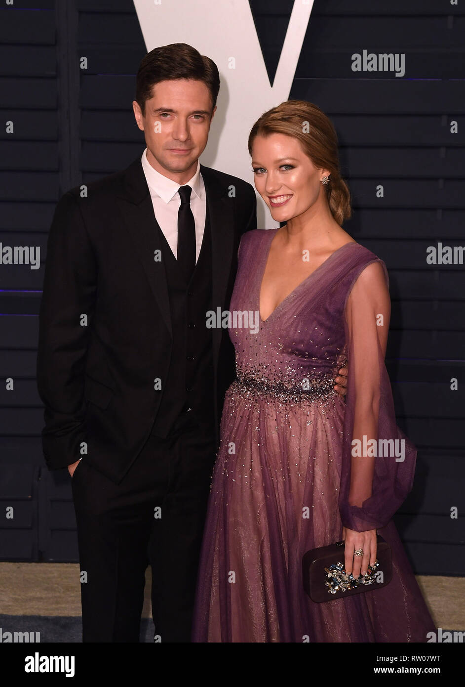 BEVERLY HILLS, Kalifornien - 24. Februar: Topher Grace und Ashley Hinshaw besucht 2019 Vanity Fair Oscar Party im Wallis Annenberg Zentrum für die perfo Stockfoto