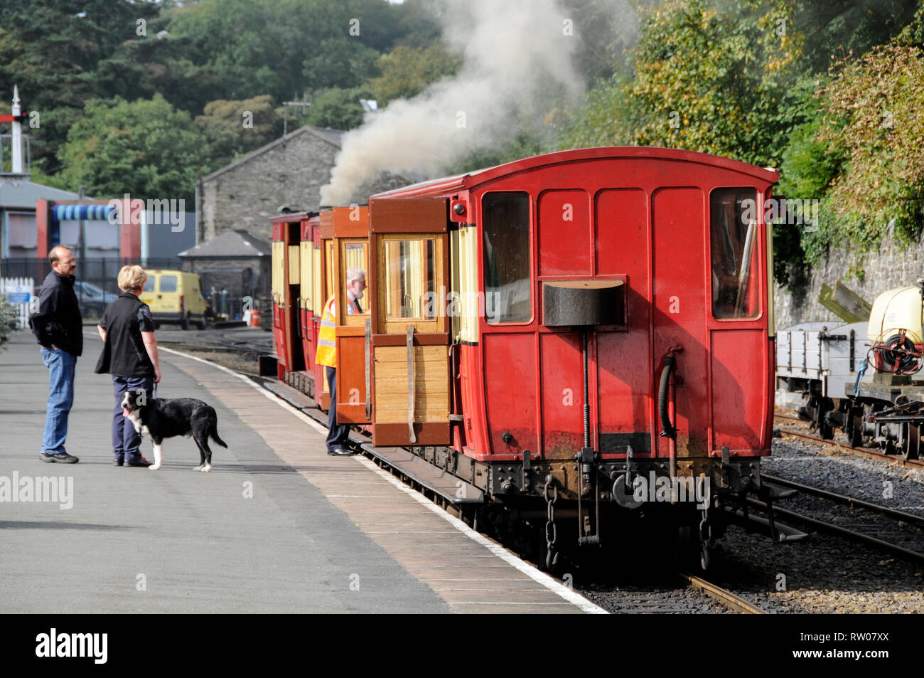 Wartende Fahrgäste an Bord des kleinen Dampfzug bei Douglas Hauptbahnhof in Douglas auf der Isle of Man, Großbritannien. Die Isle of Man Railway i Stockfoto