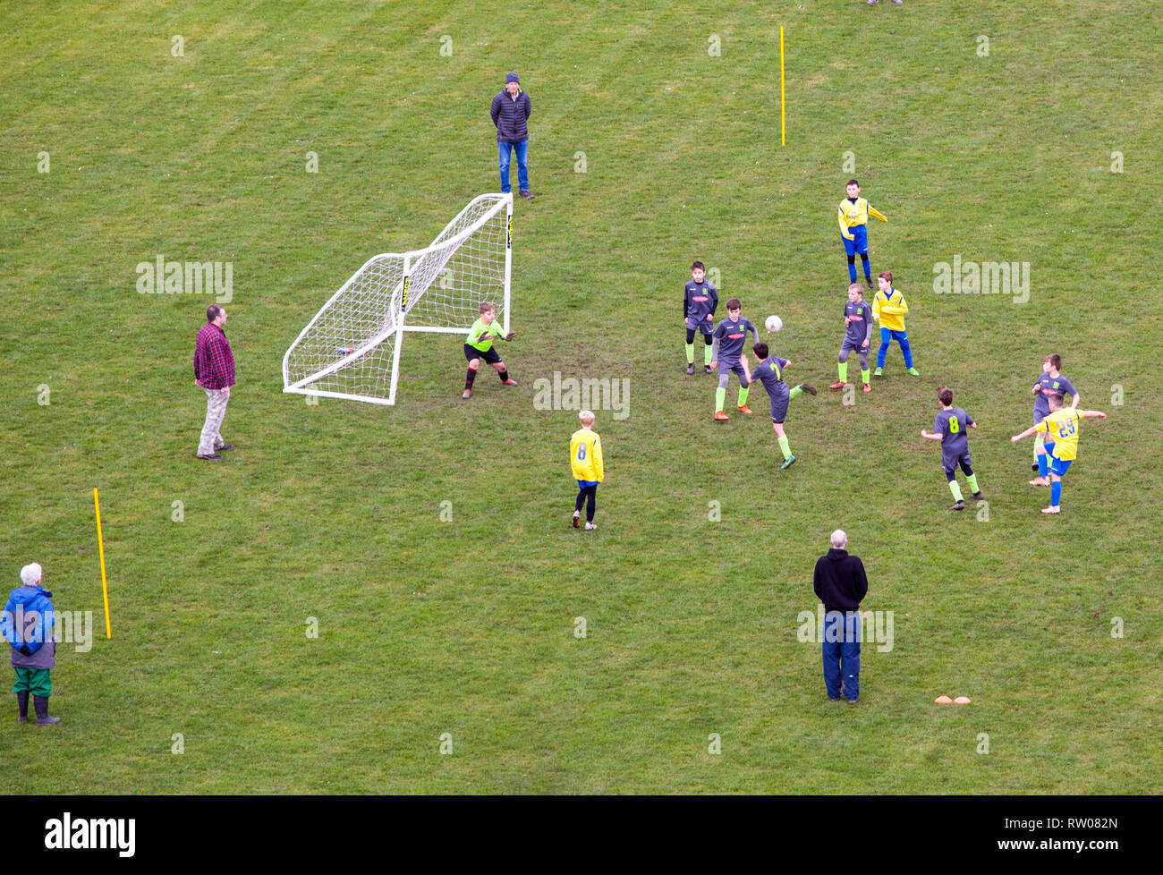 Schüler spielen ein laienhafter Schüler Sport Fußball Spiel Stockfoto